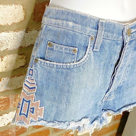 Carmar Light Wash Tribal Embroidery Cutoff Distressed denim Shorts size 25 - Picture 2 of 7